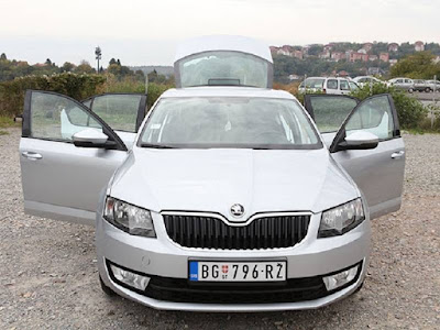 škoda oktavija koja se iznajmljuje vozilo na parkingu rent a car agencije