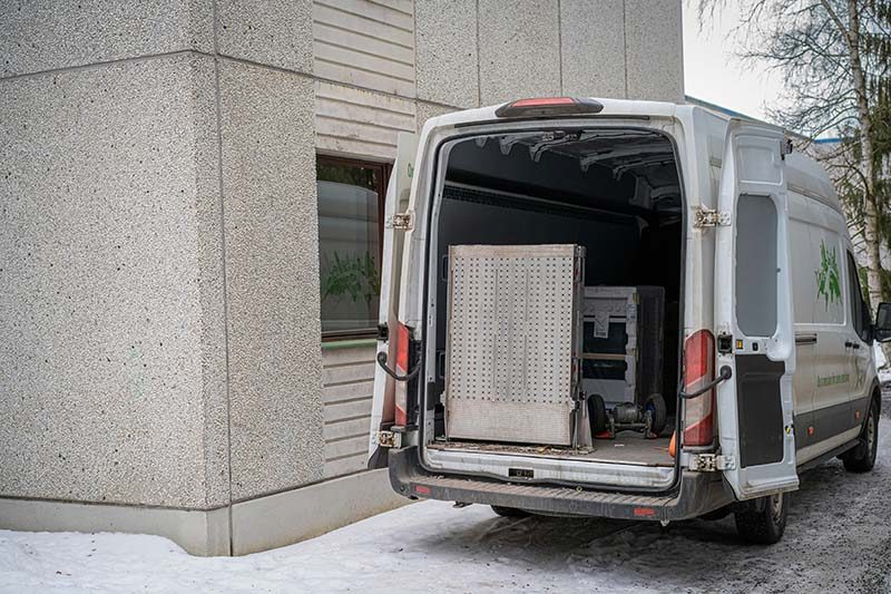 teretni kombi zadnja otvorena vrata teretnog prostora