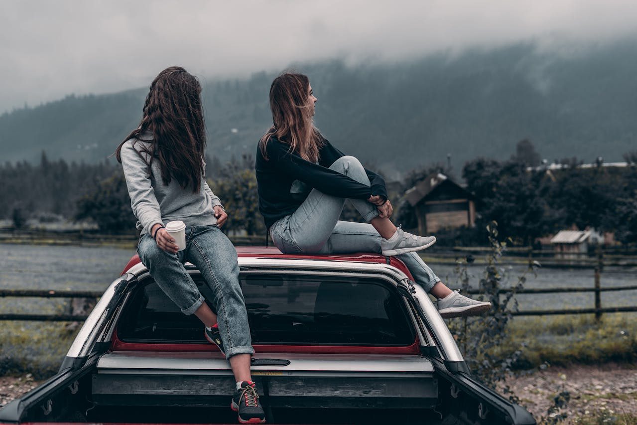 Devojke sede na haubi automobila