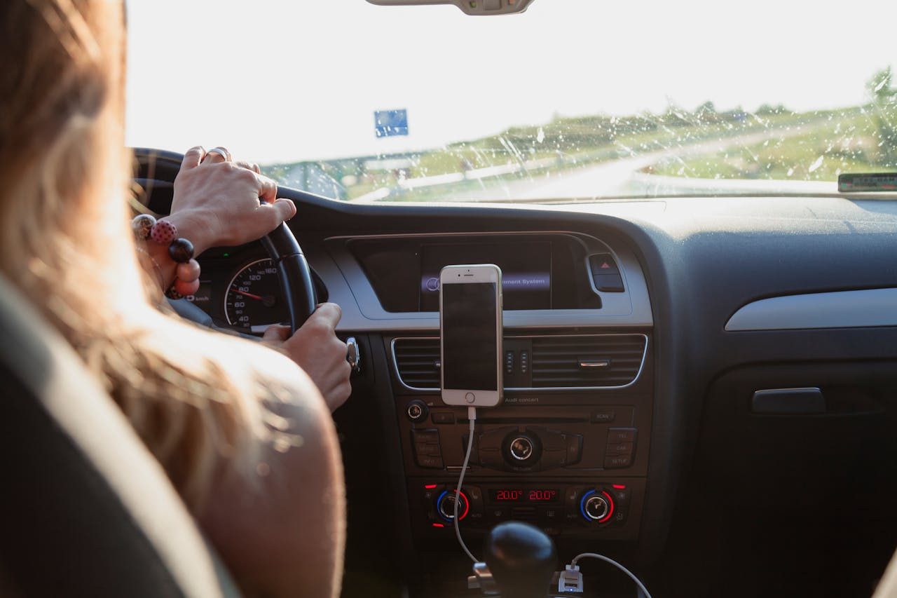 Zena vozi auto