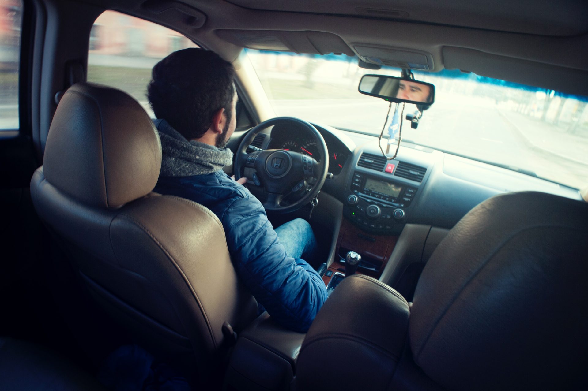 Covek vozi auto