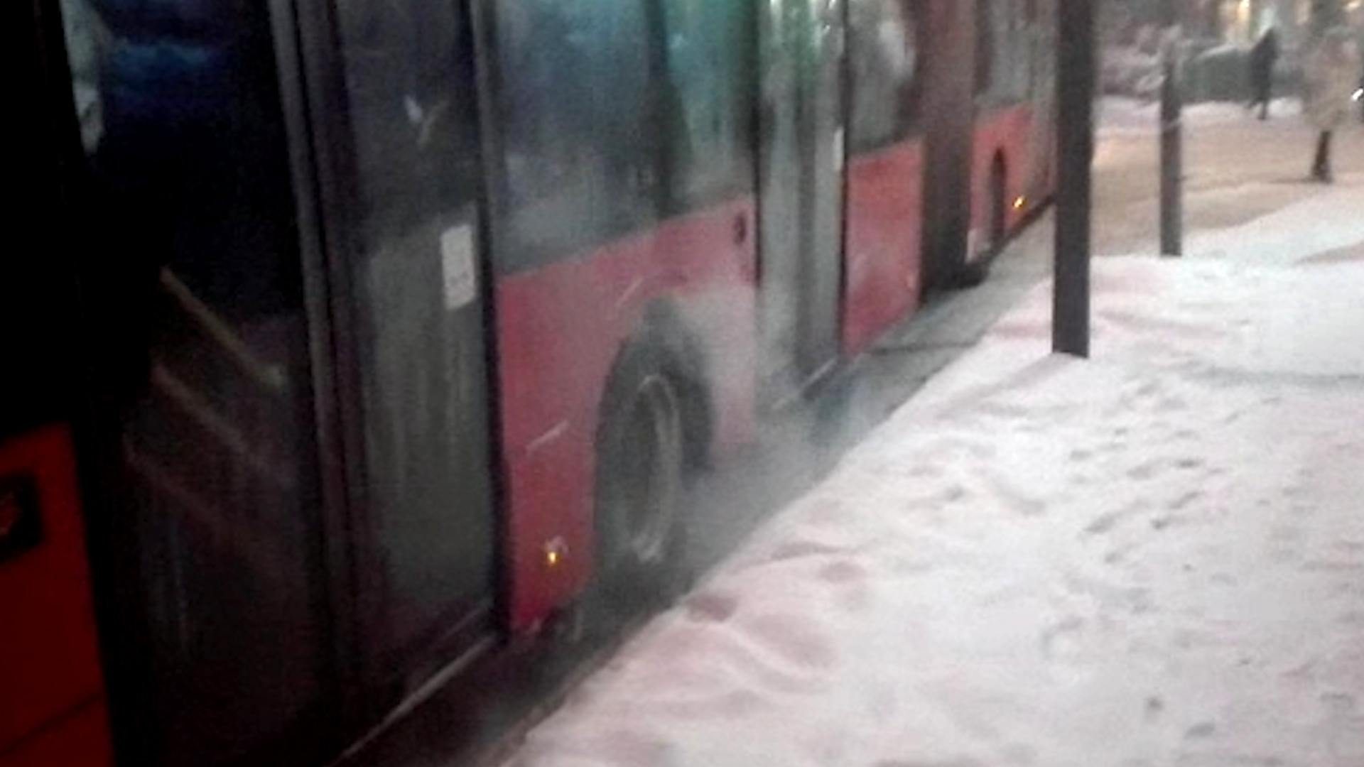 Zapaljena guma autobus