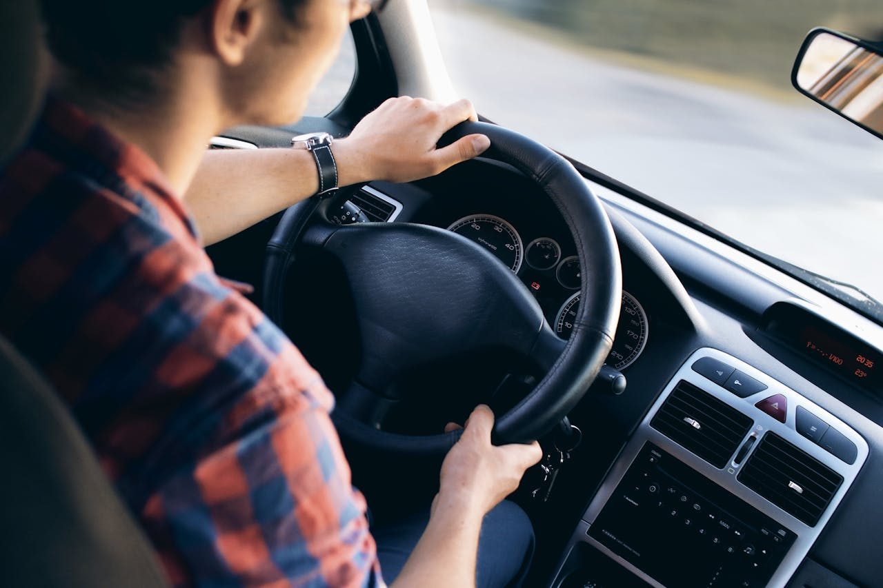 Covek vozi auto