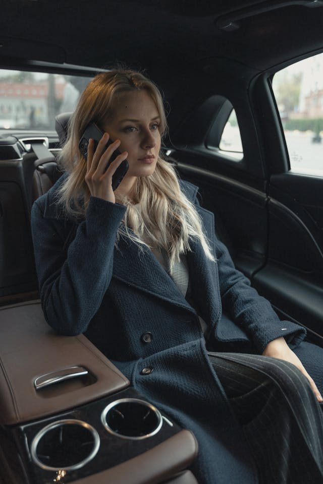 Zena telefonira